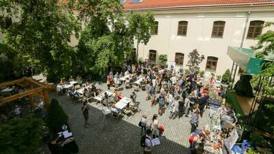 W sobotę, 16 lipca, od godz. 11 na wirydarzu CK  brunch na świeżym powietrzu w akompaniamencie relaksującej muzyki na żywo w wykonaniu muzyków z Polski i Ukrainy.