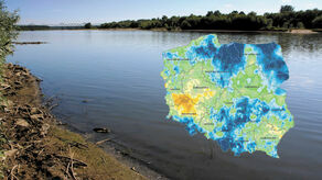 Wisła w Puławach spadła już poniżej metra głębokości. W tym roku jej stan może pobić swój historyczny rekord, czyli spaść do okolic 70 cm. Tylko głęboko granatowe obszary to miejsca, gdzie poziom wilgotności gleb mieści się w normie. Średni deficyt wody dla całej Polski przekracza już 100 litrów na każdy metr kwadratowy powierzchni