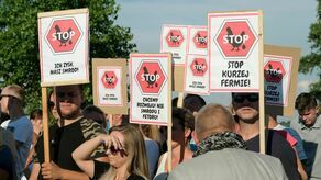 Pod koniec lipca 2020 r. protestując mieszkańcy przyszli na spotkanie ws. planowanej inwestycji z transparentami, na których znalazły się m.in. hasła: „Stop kurzej fermie”, „Ich zysk. Nasz smród” 