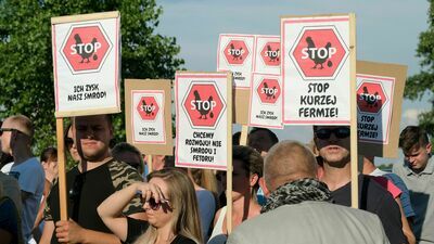 Pod koniec lipca 2020 r. protestując mieszkańcy przyszli na spotkanie ws. planowanej inwestycji z transparentami, na których znalazły się m.in. hasła: „Stop kurzej fermie”, „Ich zysk. Nasz smród” 