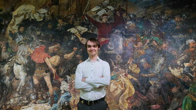 Ireneusz Rolewski, autor kopii „Bitwy pod Grunwaldem”, w gmachu Wojewódzkiej Biblioteki Publicznej w Lublinie na tle swojego dzieła