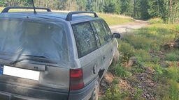 Szalona ucieczka dziecka przed policjantami. Opel zawisł na pniu