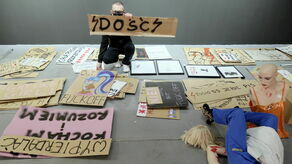 Działalność Tatarczuka jest od lat krytykowana przez niektórych prawicowych działaczy i miejskich radnych PiS. Placówka nie stroni od kontrowersyjnych tematów, wspiera też Strajk Kobiet, Marsz Równości, społeczność LGBT. Odwołania zajęć dla dzieci towarzyszącym wystawie „Nigdy nie będziesz szła sama” domagał się radny PiS Tomasz Pitucha