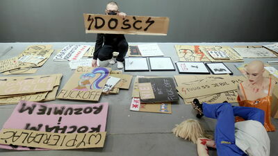 Działalność Tatarczuka jest od lat krytykowana przez niektórych prawicowych działaczy i miejskich radnych PiS. Placówka nie stroni od kontrowersyjnych tematów, wspiera też Strajk Kobiet, Marsz Równości, społeczność LGBT. Odwołania zajęć dla dzieci towarzyszącym wystawie „Nigdy nie będziesz szła sama” domagał się radny PiS Tomasz Pitucha