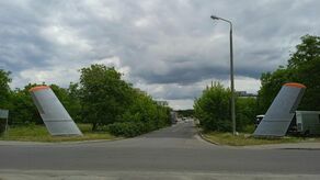 Ostatnio byli bialscy lotnicy odnowili skrzydła samolotu przy ulicy Łomaskiej, czyli przy wjeździe na teren dawnego lotniska