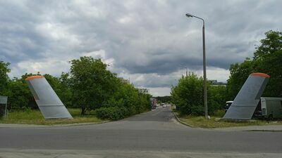 Ostatnio byli bialscy lotnicy odnowili skrzydła samolotu przy ulicy Łomaskiej, czyli przy wjeździe na teren dawnego lotniska