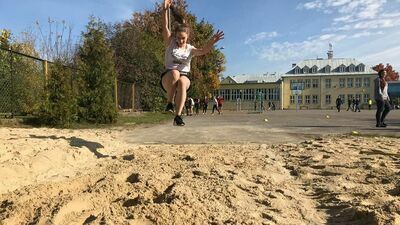 Przy szkole prawdziwego boiska nie ma. Jest wybetonowany plac