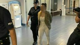 Iwona G. w drodze na salę sądową była zakuta w kajdanki. Eskortowała ją dwójka policjantów