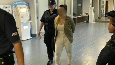 Iwona G. w drodze na salę sądową była zakuta w kajdanki. Eskortowała ją dwójka policjantów