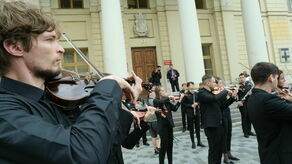 Orkiestra z Ukrainy zagrała przed lubelskim ratuszem. Koncertu wysłuchały dzieci uchodźców