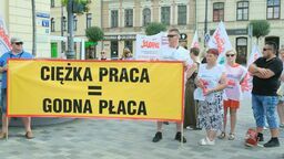 Po 30 latach pracy ma minimalną pensję. Wyszedł protestować z innymi w Lublinie [zdjęcia]