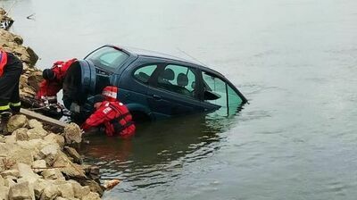 Strażacy wyłowili samochód z Wisły