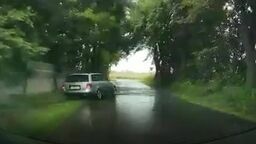 Lubelskie. Audi wyjechało ze stacji paliw, a kierowca miał wyjątkowego pecha. Nagranie