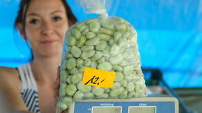 Pani Ewelina z Najlepszych warzywek w mieście pierwszy bób w sezonie miała po 30 zł