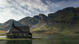 Praca za granicą. Firmy teraz walczą o najlepszych pracowników