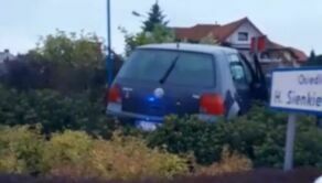 Samochód zaparkował na środku ronda w Łukowie