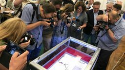 Jako pierwsi akt lokacyjny zobaczyli dziennikarze