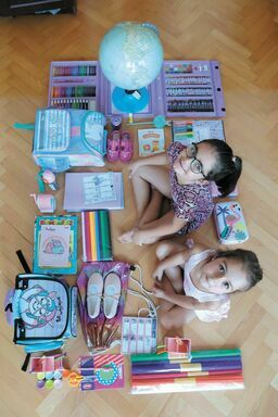 Ostatnie dane GUS wskazują, że w kategorii książki ceny w czerwcu tego roku były wyższe o 8,8 proc. w porównaniu do tych sprzed roku. Kategoria artykuły piśmienne, malarskie i kreślarskie podrożała znacznie bardziej: o blisko 17 proc. Droższe są także ubrania i obuwie: odpowiednio o 3,6 proc. oraz 6,5 proc.