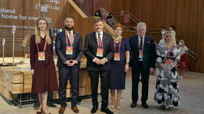 Jedną z osób, która poleciała do Dubaju był Zdzisław Szwed (w środku)