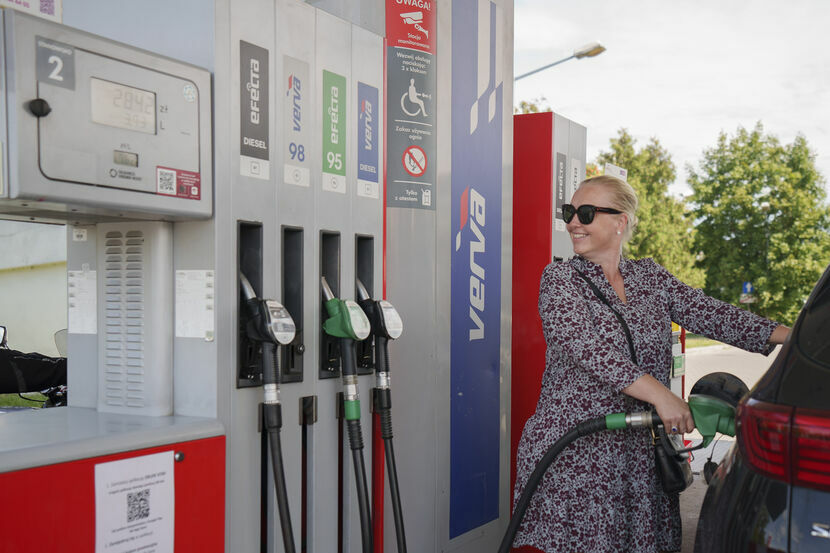 Pani Joanna - jedna z klientek stacji paliw zadowolona z obniżek cen