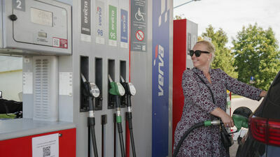 Pani Joanna - jedna z klientek stacji paliw zadowolona z obniżek cen