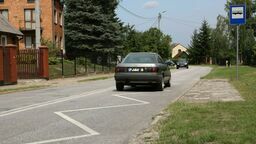 Ulica Janowiecka (na zdjęciu) i Kozienicka w Górze Puławskiej z szansą na remont. Projekty sfinansuje Gmina Puławy, która województwu przekaże na ten cel prawie 1,1 mln zł