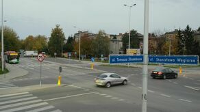 Ratusz przekonuje, że ul. Kłopotowskiego (czyli przedłużenie ul. Węglarza) ułatwi dojazd do liceum przy Tumidajskiego, podstawówki przy Hiacyntowej, przychodni przy Magnoliowej oraz do cmentarza