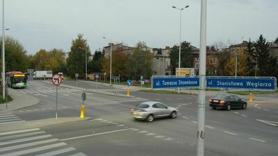 Ratusz przekonuje, że ul. Kłopotowskiego (czyli przedłużenie ul. Węglarza) ułatwi dojazd do liceum przy Tumidajskiego, podstawówki przy Hiacyntowej, przychodni przy Magnoliowej oraz do cmentarza