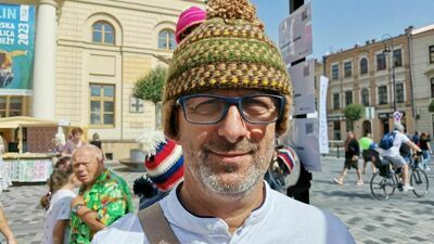 Czapka Czarnych Górali trafia do zbiorów pana Jacka.