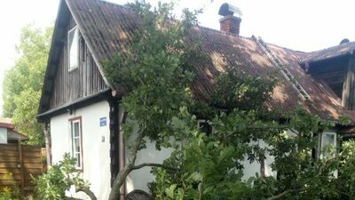 Puławy. Konar stuletniego dębu spadł na zabytkowy dom