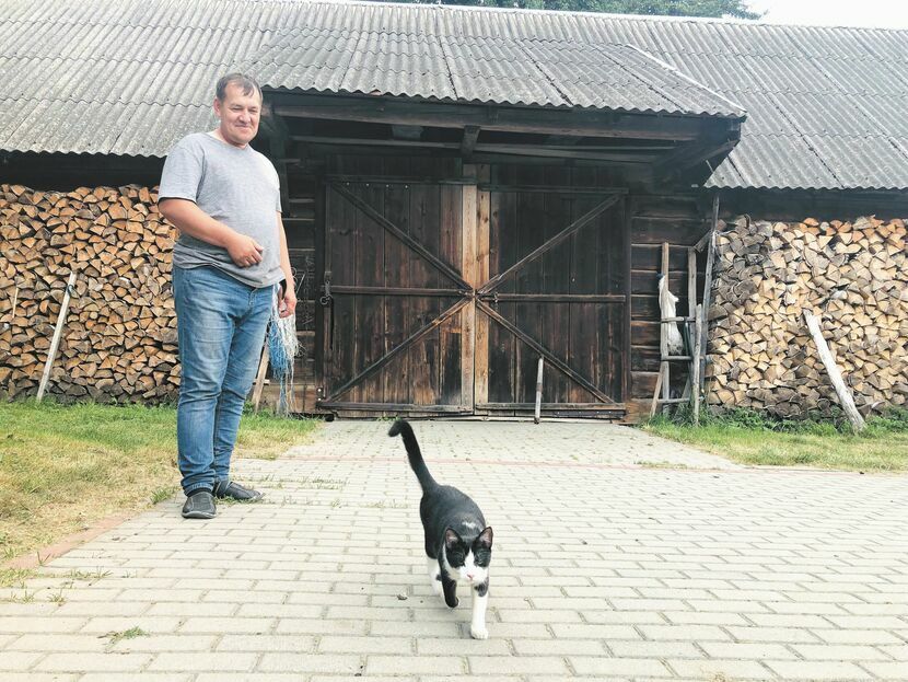 Stodołę z serwitutowego drewna zbudował dziadek Jana Pacyka. Stoi do dziś, z nowych serwitutowych desek ma podłogę i serwitutowymi deskami połatane ściany
