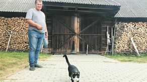 Stodołę z serwitutowego drewna zbudował dziadek Jana Pacyka. Stoi do dziś, z nowych serwitutowych desek ma podłogę i serwitutowymi deskami połatane ściany