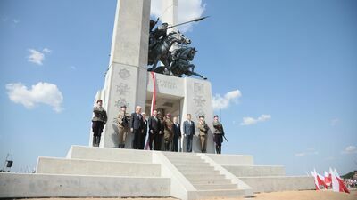 Pomnik Chwały Kawalerii i Artylerii Konnej upamiętnia zwycięską bitwę pod Komarowem. Tak wygląda