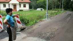 - Czy ta droga nie mogłaby przebiec inaczej? - pyta pani Bogusława, która liczyła na to, że miasto Puławy przejmie część jej działki, skasuje rów, a przebudowaną ulicę poprowadzi dalej na wprost. Tak się jednak nie stało