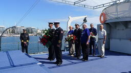 Złożenie kwiatów na śródokręciu ORP "Błyskawica" pod tablicą z nazwiskami tragicznie zmarłymi marynarzami.