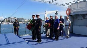 Złożenie kwiatów na śródokręciu ORP "Błyskawica" pod tablicą z nazwiskami tragicznie zmarłymi marynarzami.