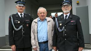 Od lewej: Waldemar Drążkiewicz, Eugeniusz Majerek i Stanisław Taracha - najstarsi druhowie kurowskiego OSP. Razem na swoim koncie mają 145 lat służby