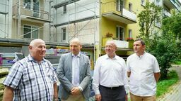 Napis „Solidarność żyje” na bloku przy ul. Wajdeloty 20 odkryli robotnicy, którzy zdzierali starą elewację