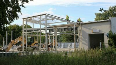 Przy Lubelskiej prowadzone są już prace rozbiórkowe. Budynek salonu samochodowego znika, by ustąpić miejsca dyskontowi spożywczemu