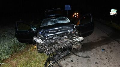 Czołowe zderzenie dwóch samochodów. Jeden z kierowców miał zakaz prowadzenia, a drugi był prawdopodobnie pijany