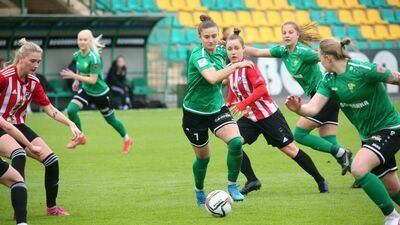 Klaudia Lefeld (z piłką) w sobotnim meczu ze Śląskiem będzie nosić opaskę kapitańską

