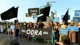 Setki osób przeszły nad Wisłą w marszu żałobnym dla Odry