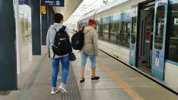 Przepraszam, on jedzie do Rejowca – dwie panie pytają mężczyznę z obsługi pociągu. Na peronie nie ma żadnego wyświetlacza z informacją o stacji, do której odjedzie skład stojący na peronie