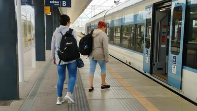 Przepraszam, on jedzie do Rejowca – dwie panie pytają mężczyznę z obsługi pociągu. Na peronie nie ma żadnego wyświetlacza z informacją o stacji, do której odjedzie skład stojący na peronie