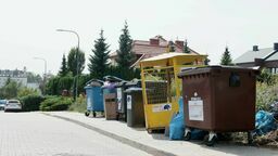 Kontenery przy ul. Czumy od kilku lat zabierają pieszym miejsce na chodniku