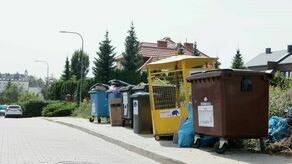 Kontenery przy ul. Czumy od kilku lat zabierają pieszym miejsce na chodniku