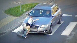 Audi potrąciło dziewczynkę na pasach. Kierująca spokojnie odjechała. Nagranie