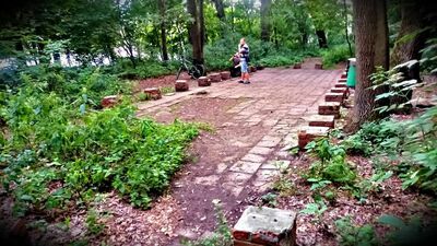 Podwórkowe gry i sprzątanie lasu za skateparkiem