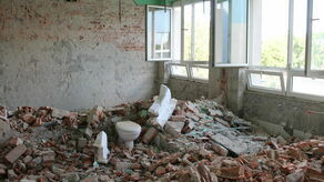 Szpitalne sale i korytarze wyglądają jak gruzowisko, ale już w grudniu powinni tutaj wrócić pacjenci, których tymczasowo przeniesiono na chirurgię