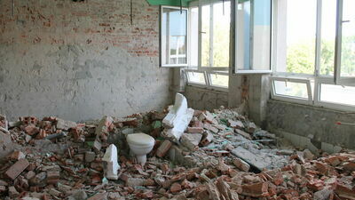 Szpitalne sale i korytarze wyglądają jak gruzowisko, ale już w grudniu powinni tutaj wrócić pacjenci, których tymczasowo przeniesiono na chirurgię